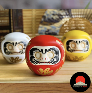 Figurine-traditionnelle-japonaise-Daruma-Boutique-darticles-japonais-destin-fete-des-meres-daruma-tirelire_coinslot-Maneki_neko-rouge-noir-jaune-porcelaine-ceramique-porte-bonheur-japon-la-boutique-de-miyako-
