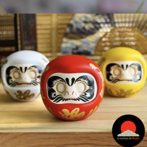 Figurine-traditionnelle-japonaise-Daruma-Boutique-darticles-japonais-destin-fete-des-meres-daruma-tirelire_coinslot-Maneki_neko-rouge-noir-jaune-porcelaine-ceramique-porte-bonheur-japon-la-boutique-de-miyako-