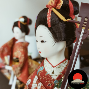 Poupées-décoratives-geisha-traditionnelles-ombrelle-figurine-collection-anniversaire-cadeau-fetes-peres-meres-omamori-porte-bonheur-chancejapon-japonais-la-boutique-de-miyako