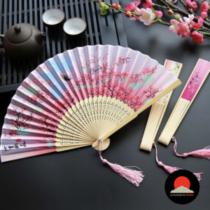 Jolis-éventails-traditionnels-japonais-fete-des-meres-Maneki_neko-rouge-noir-jaune-porcelaine-ceramique-porte-bonheur-japon-la-boutique-de-miyako-