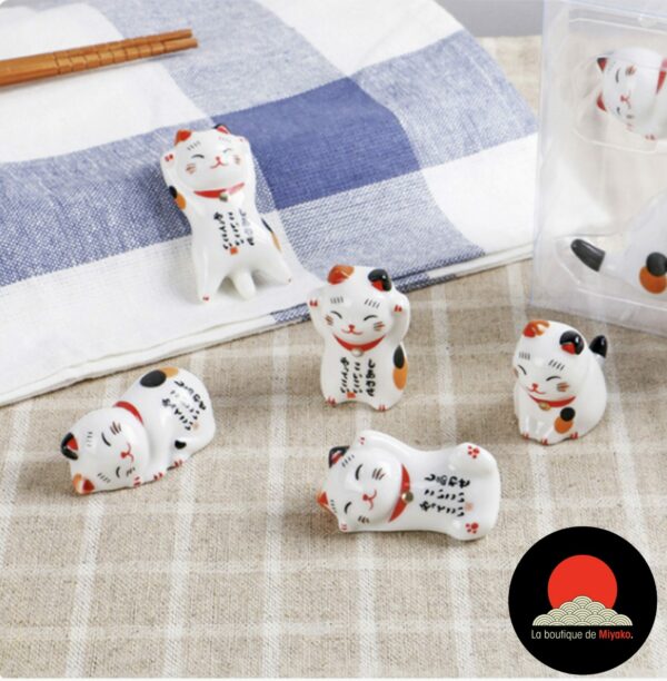 chat-blanc-assis-repose-Baguettes--chinoises-japonaises-motif-cadeau-cuisine-manger-repas-sushi-maki-couvert-vaisselle